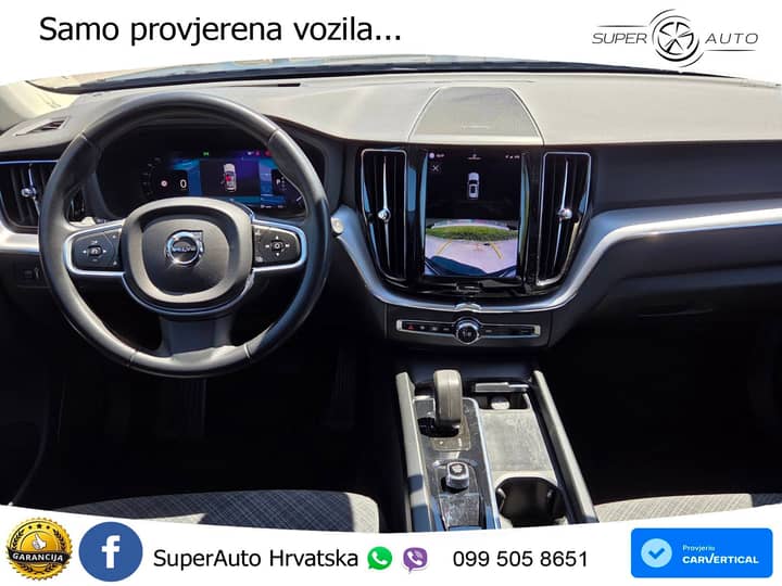 Slika prikazuje unutrašnjost vozila (volan i instrument ploča).