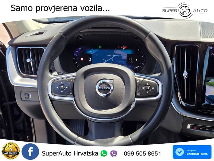 Slika prikazuje unutrašnjost vozila (volan i instrument ploča).