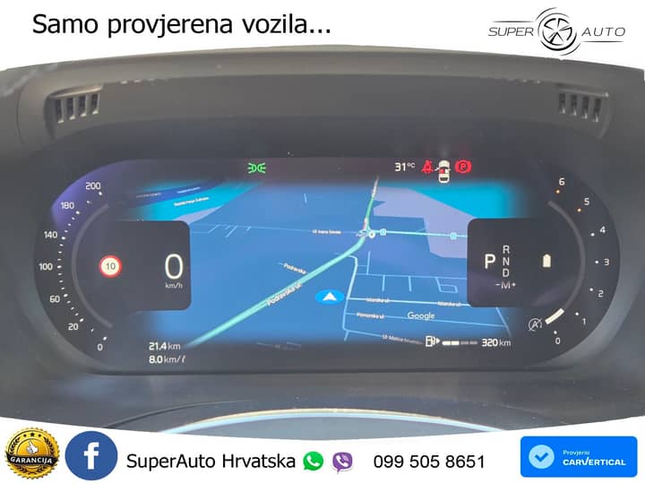 Slika prikazuje unutrašnjost vozila, instrument ploča i navigacijski zaslon.