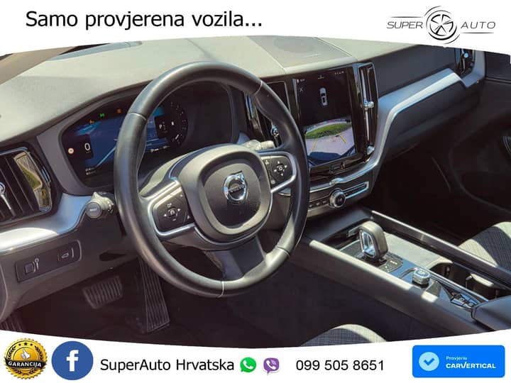 Slika prikazuje unutrašnjost vozila (volan, instrument ploča).