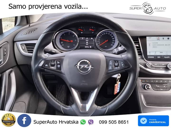 Slika prikazuje unutrašnjost vozila (volan i instrument ploča).