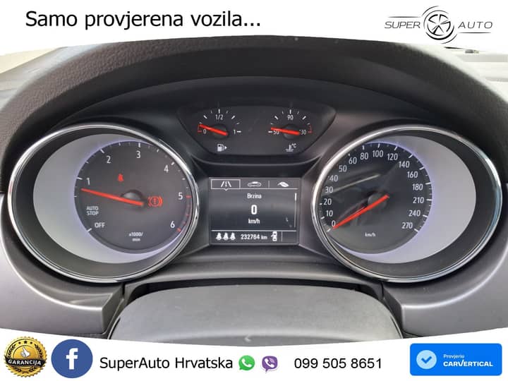 Slika prikazuje unutrašnjost vozila – instrument ploče.