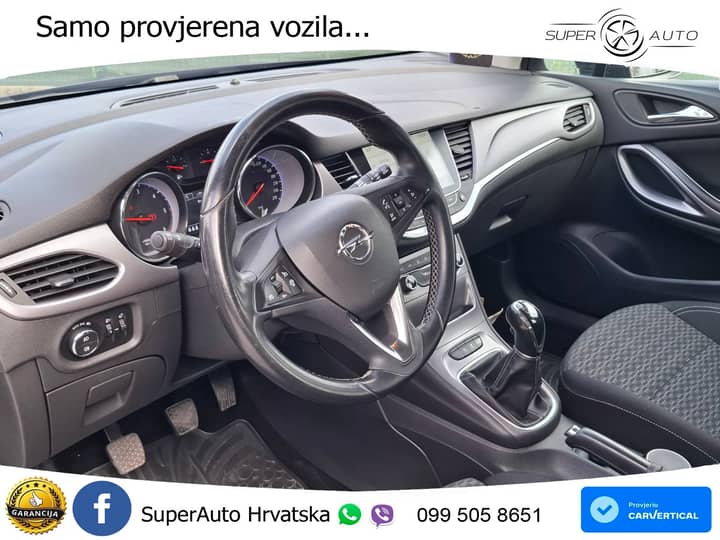 Slika prikazuje unutrašnjost vozila: volan i instrument ploča.