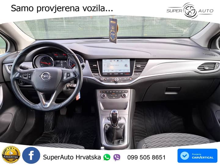 Slika prikazuje unutrašnjost vozila, pregled instrument ploče i volan.