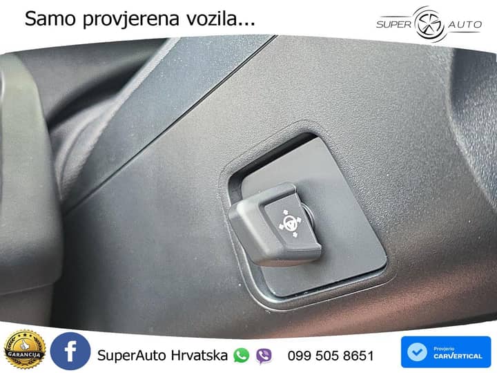 Slika prikazuje unutrašnjost vozila, prekidač na panelu.