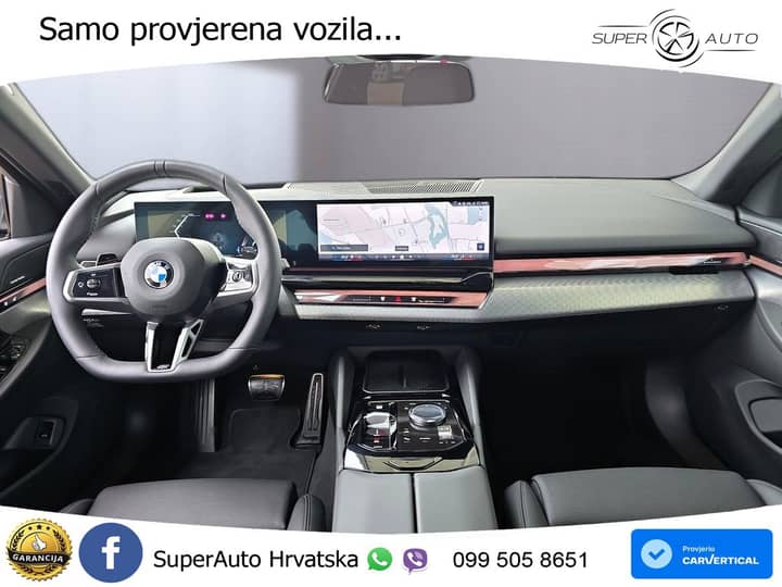 Slika prikazuje unutrašnjost vozila (volan, sjedala, instrument ploča).