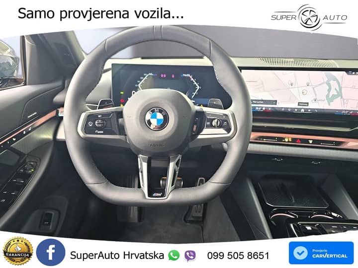 Slika prikazuje unutrašnjost vozila (volan i instrument ploča).