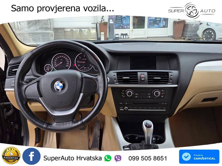 Slika prikazuje unutrašnjost vozila (volan i instrument ploča).