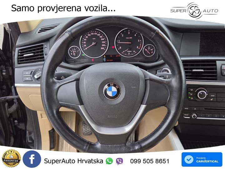 Slika prikazuje unutrašnjost vozila (volan i instrument ploče).