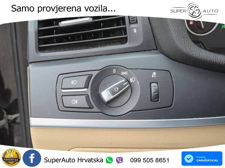 Slika prikazuje unutrašnjost vozila, kontrolnu ploču.