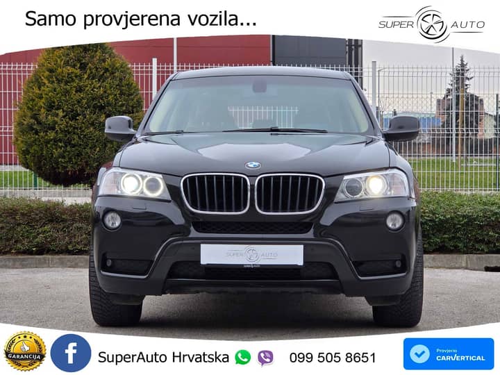 Slika prikazuje eksterijer vozila, prednji pogled.