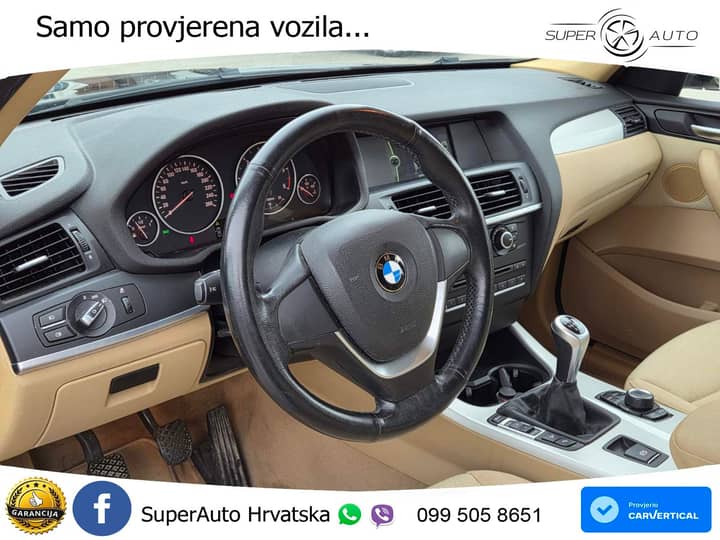 Slika prikazuje unutrašnjost vozila (volan i instrument-ploča).