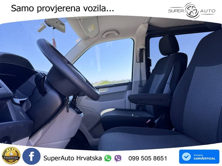 Slika prikazuje unutrašnjost vozila (sjedala i volan).