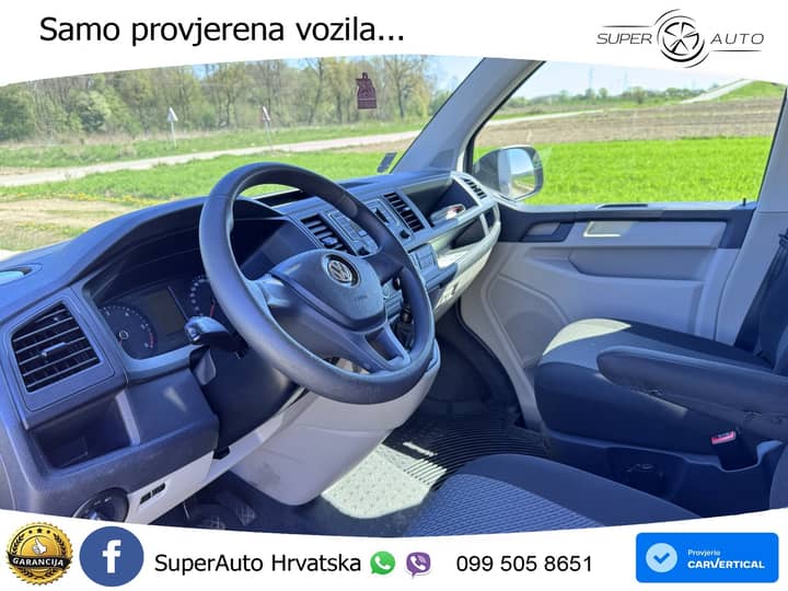 Slika prikazuje unutrašnjost vozila (volan i sjedala).