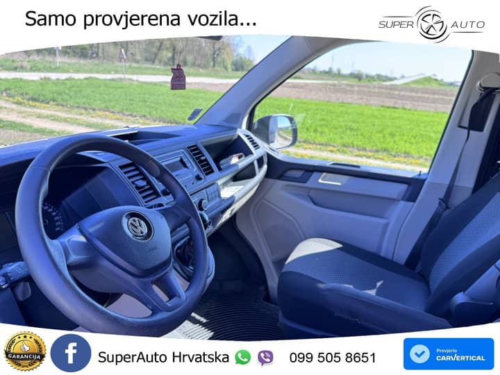 Slika prikazuje unutrašnjost vozila (volan i sjedala).
