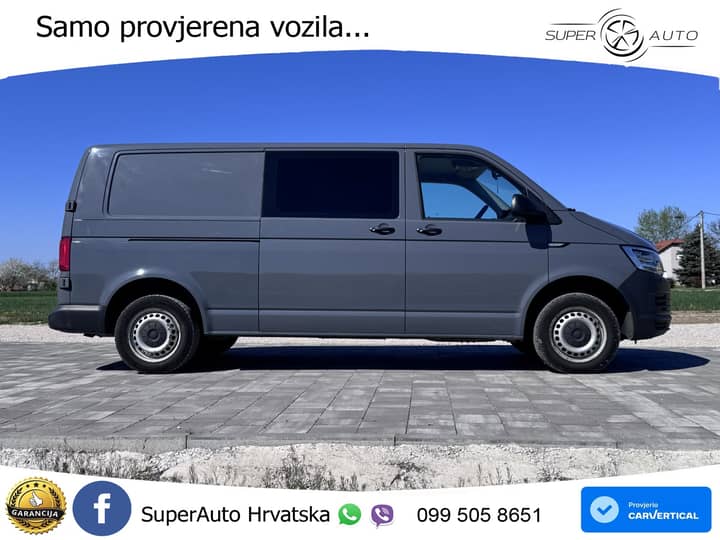 Slika prikazuje vanjsku stranu vozila u vanjskom okruženju.