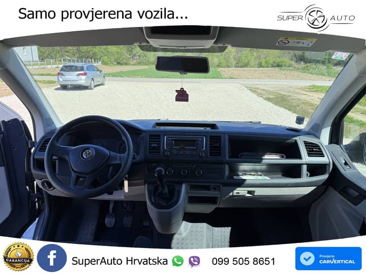 Slika prikazuje unutrašnjost vozila (volan i sjedala).