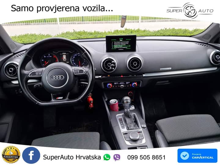Slika prikazuje unutrašnjost vozila (volan i instrument ploča).