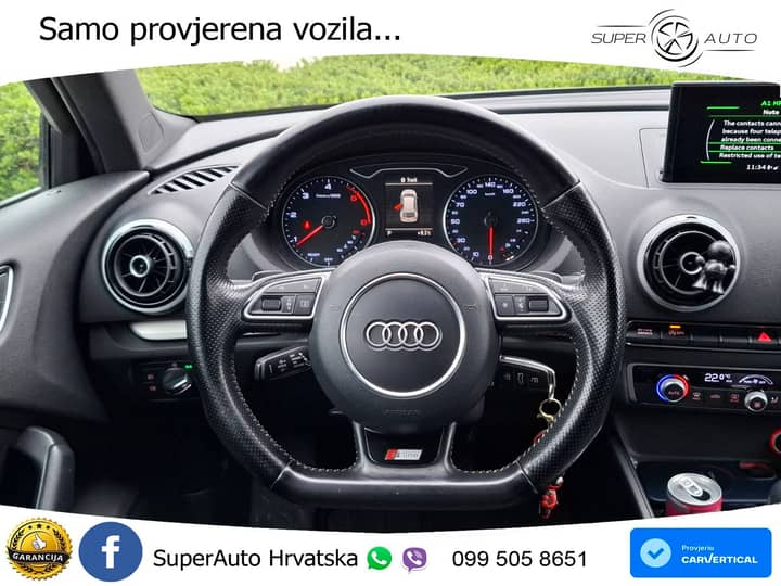 Slika prikazuje unutrašnjost vozila (volan i instrument ploče).