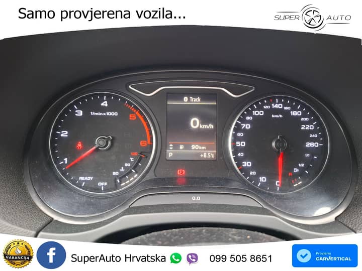Slika prikazuje unutrašnjost vozila — instrument ploče.