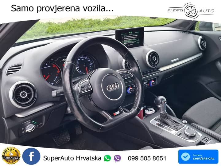 Slika prikazuje unutrašnjost vozila (volan i instrument ploča).
