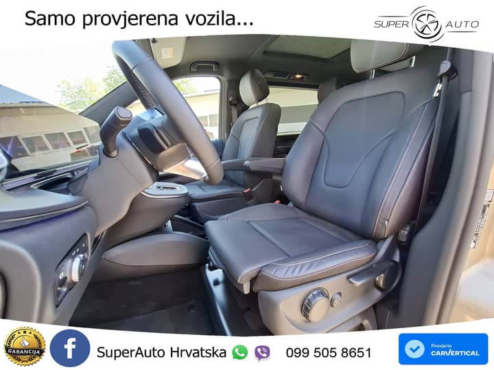 Slika prikazuje unutrašnjost vozila (sjedala i volan).
