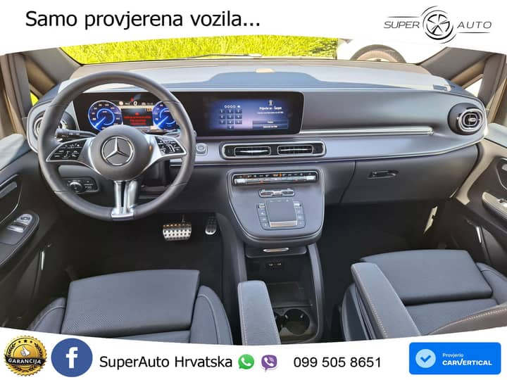 Slika prikazuje unutrašnjost vozila (kokpit i sjedala).