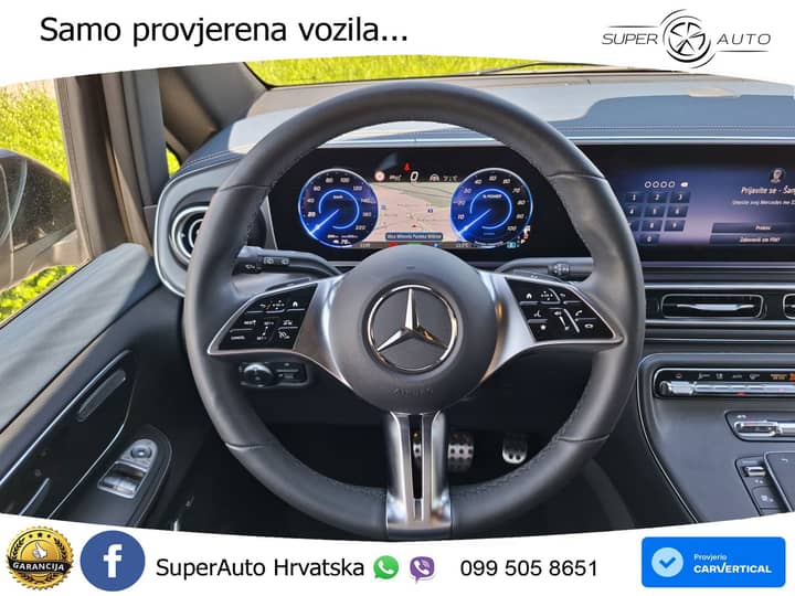 Slika prikazuje unutrašnjost vozila (volan i instrument ploča).