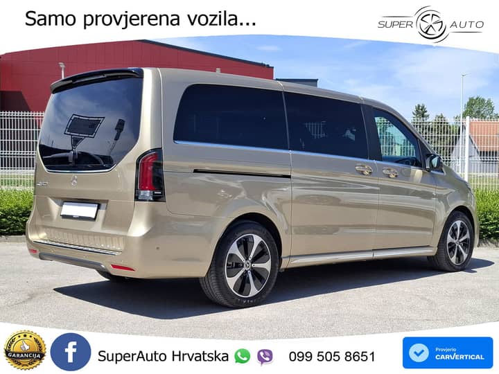 Slika prikazuje vanjski dio vozila, fokus na karoseriji i svjetlima.