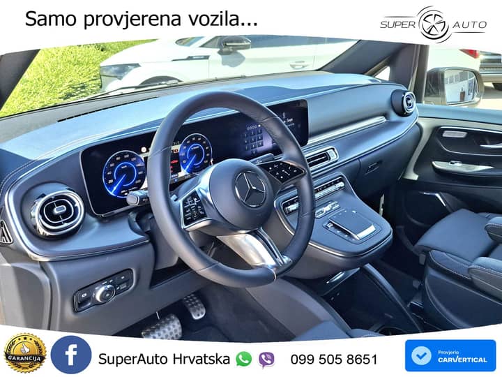 Slika prikazuje unutrašnjost vozila (volan i sjedala).