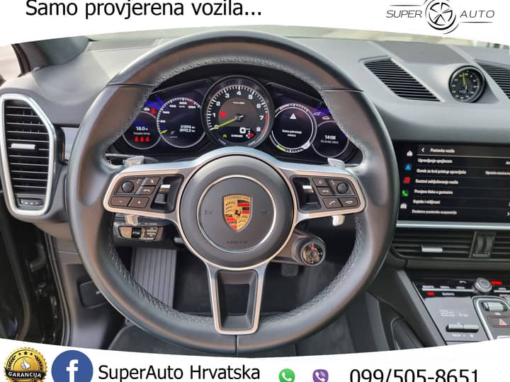 Slika prikazuje unutrašnjost vozila – volan i instrument ploča.