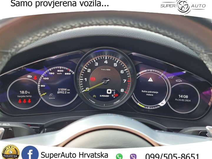 Slika prikazuje unutrašnjost vozila (instrument ploča).
