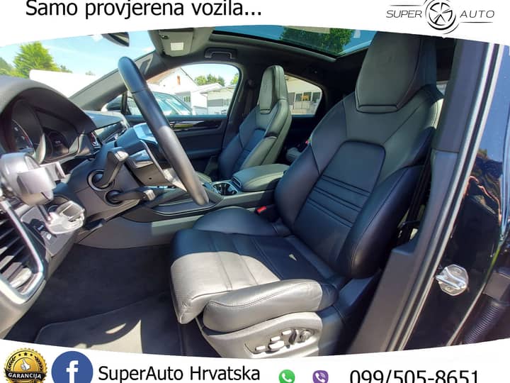 Slika prikazuje unutrašnjost vozila i prednji prostor.