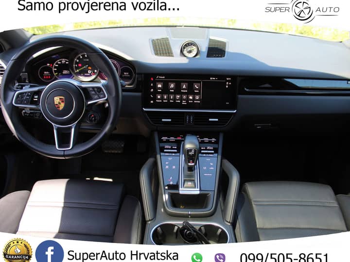 Slika prikazuje unutrašnjost vozila: volan i instrument ploča.