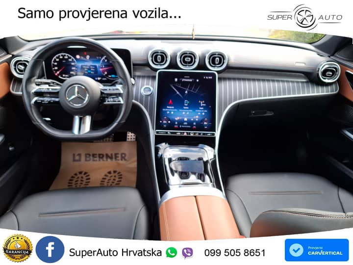 Slika prikazuje unutrašnjost vozila — volan, sjedala i središnja ploča.