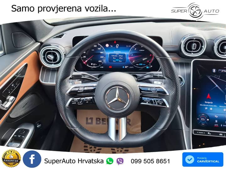 Slika prikazuje unutrašnjost vozila (volan i instrument ploča).