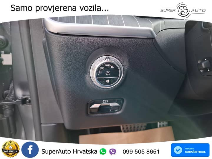 Slika prikazuje unutrašnjost vozila, kontrolna ploča i armatura.