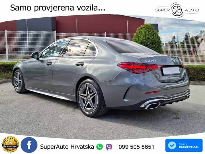 Slika prikazuje vanjštinu vozila jasno.