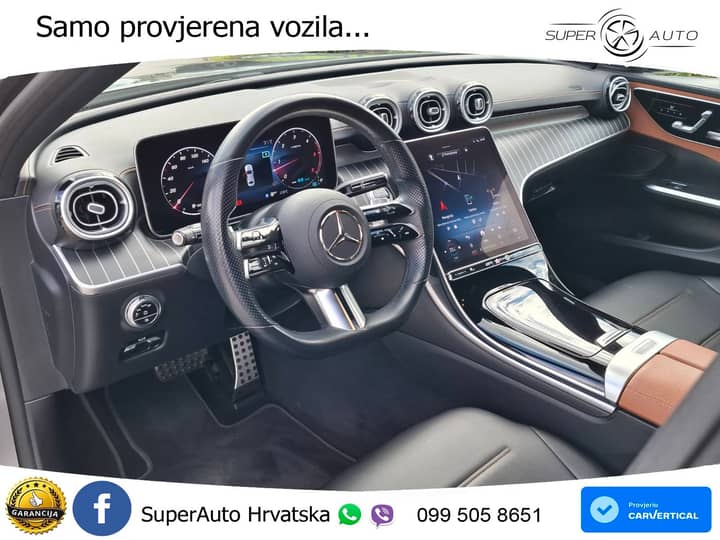 Slika prikazuje unutrašnjost vozila (volan, središnja ploča i sjedala).