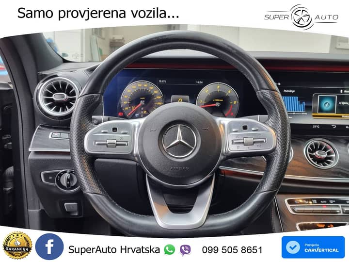 Slika prikazuje unutrašnjost vozila (volan i instrument ploča).