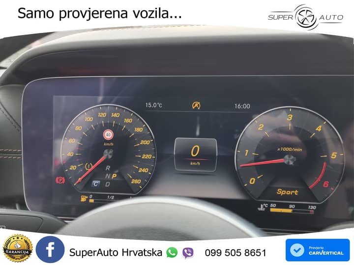 Slika prikazuje unutrašnjost vozila (instrument ploča i volan).