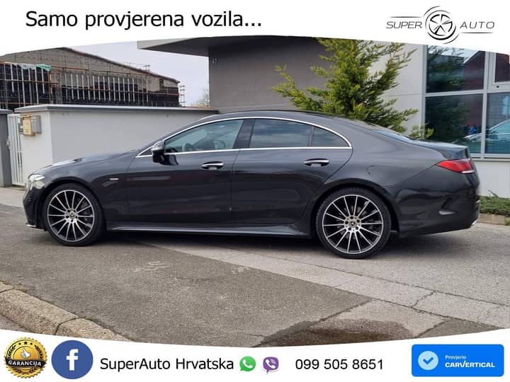 Slika prikazuje vanjski dio vozila, fokus na karoseriji i kotačima.