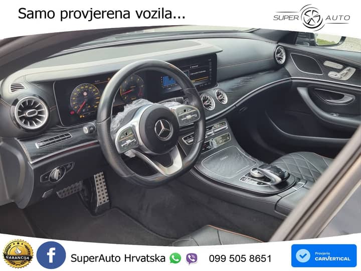 Slika prikazuje unutrašnjost vozila (volan i instrument ploča).