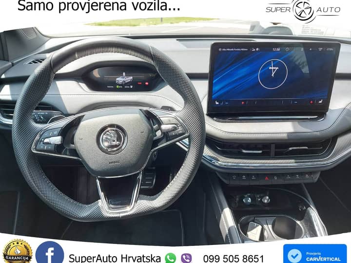 Slika prikazuje unutrašnjost vozila (volan i instrument ploča).