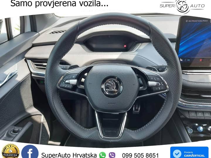 Slika prikazuje unutrašnjost vozila (volan i kokpit).