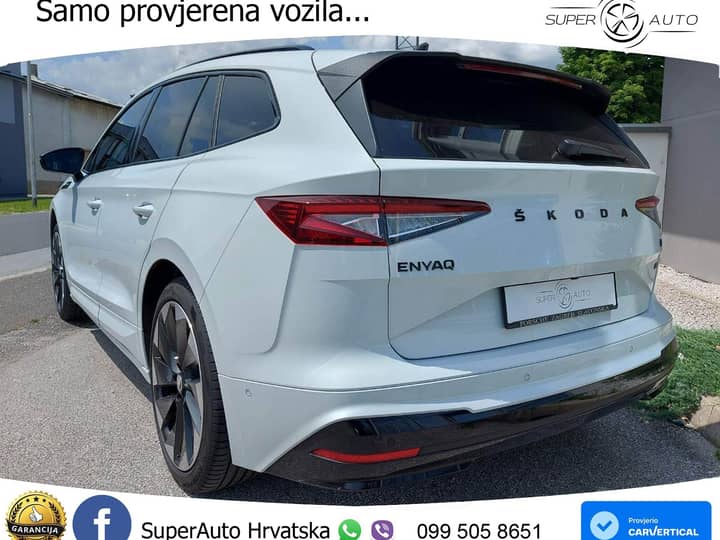 Slika prikazuje vanjski dio vozila sa stražnjeg pogleda.