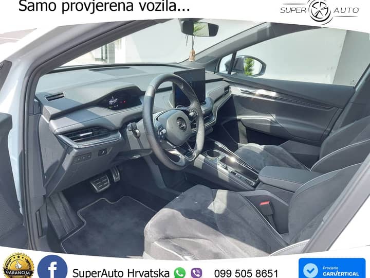Slika prikazuje unutrašnjost vozila: volan, sjedala i instrument ploča.