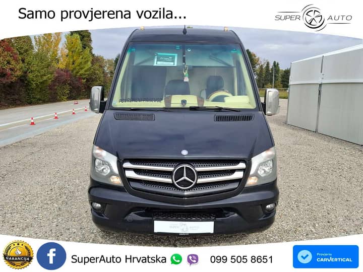 Slika prikazuje eksterijer vozila (vanjski dio).
