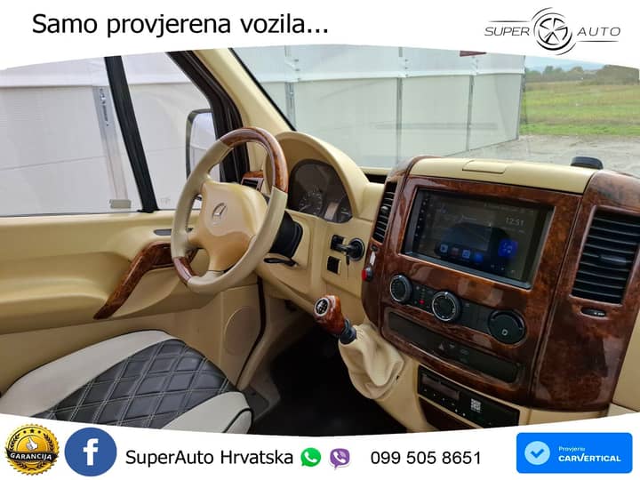 Slika prikazuje unutrašnjost vozila (volan i instrument ploča).