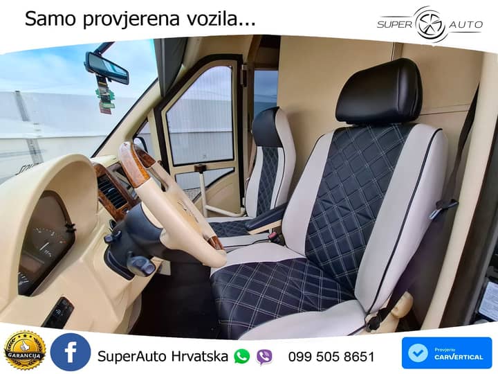 Slika prikazuje unutrašnjost vozila (volan i sjedala).